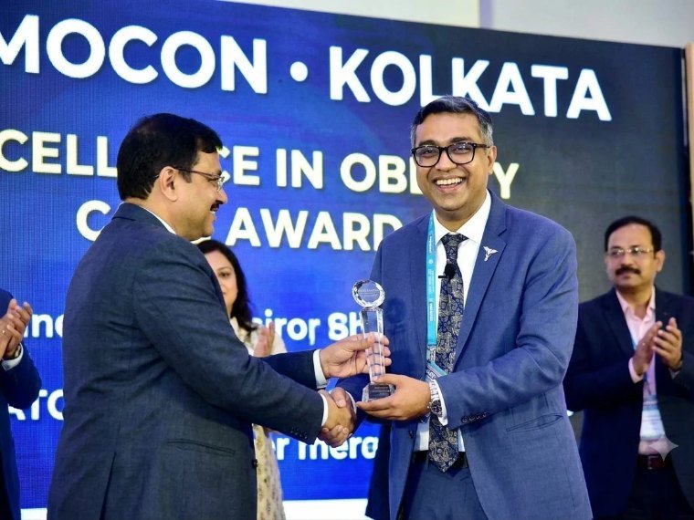 Dr. Gaurab Bhaduri receiving the Excellence in Obesity Care Award at eMOCON, Kolkata.